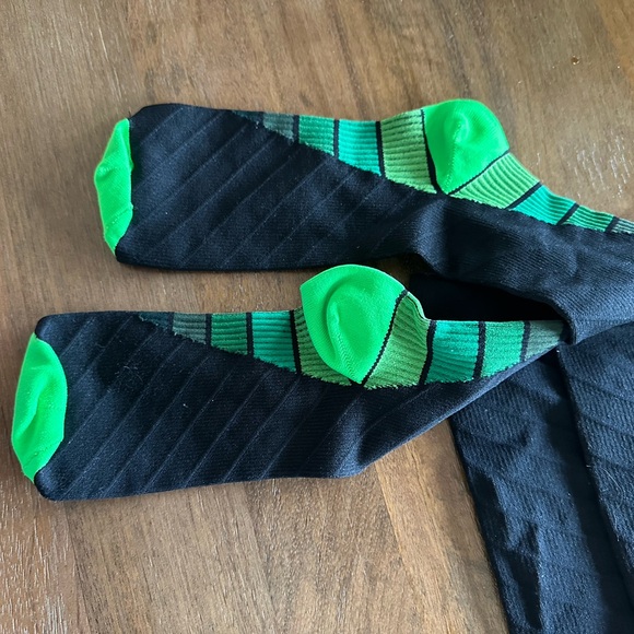 Physix Gear Compression Socks - Picture 2 of 3